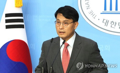 무소속 윤상현 의원이 지난 6월 15일 오후 서울 여의도 국회 소통관에서 기자회견을 하고 있다. [연합뉴스]
